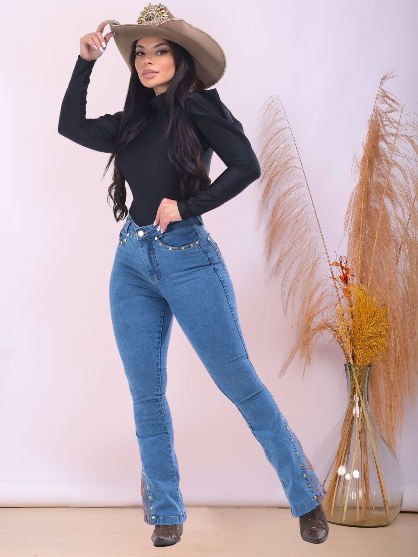 Calça Jeans Feminina Flare Country Com Bordado