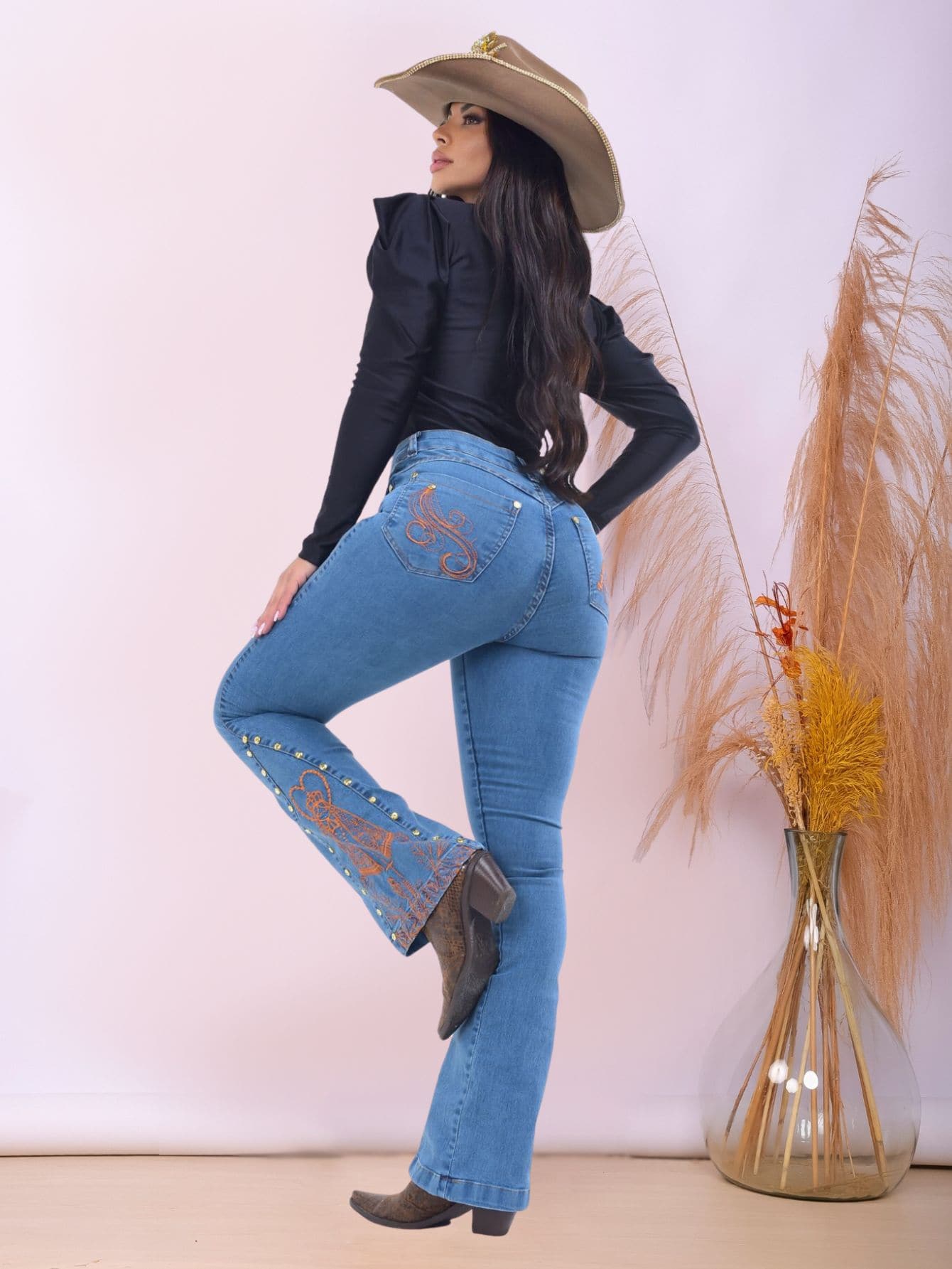 Calça Jeans Feminina Flare Country Com Bordado