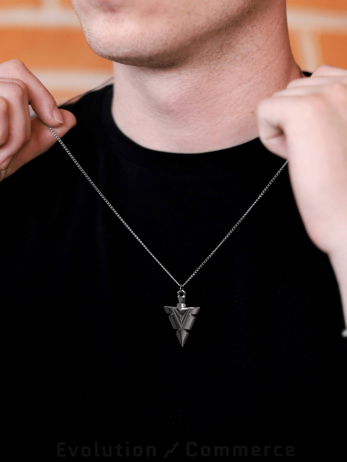 Colar Masculino com Pingente Ponta de Flecha Cordão Corrente de Aço Inoxidável Cor Prata Correntinha Lança