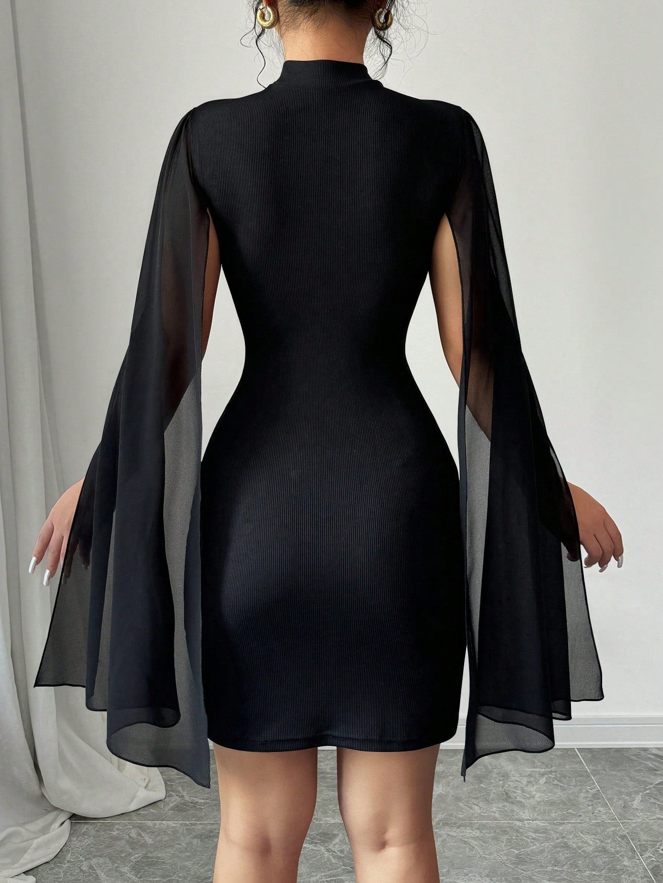 Elenzga Mini Vestido com Capa Ombro a Ombro, Gola Estruturada, Cor Sólida