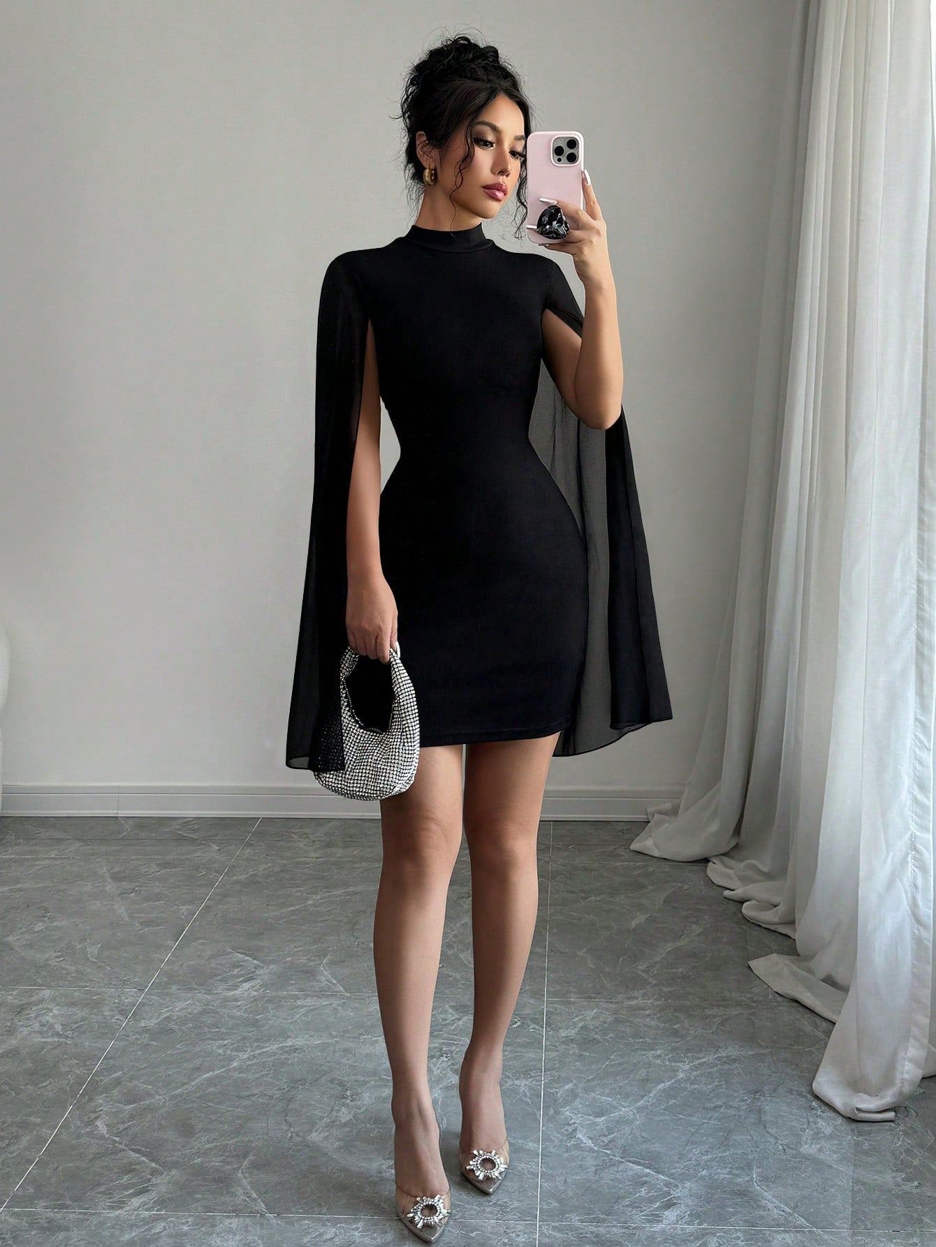 Elenzga Mini Vestido com Capa Ombro a Ombro, Gola Estruturada, Cor Sólida