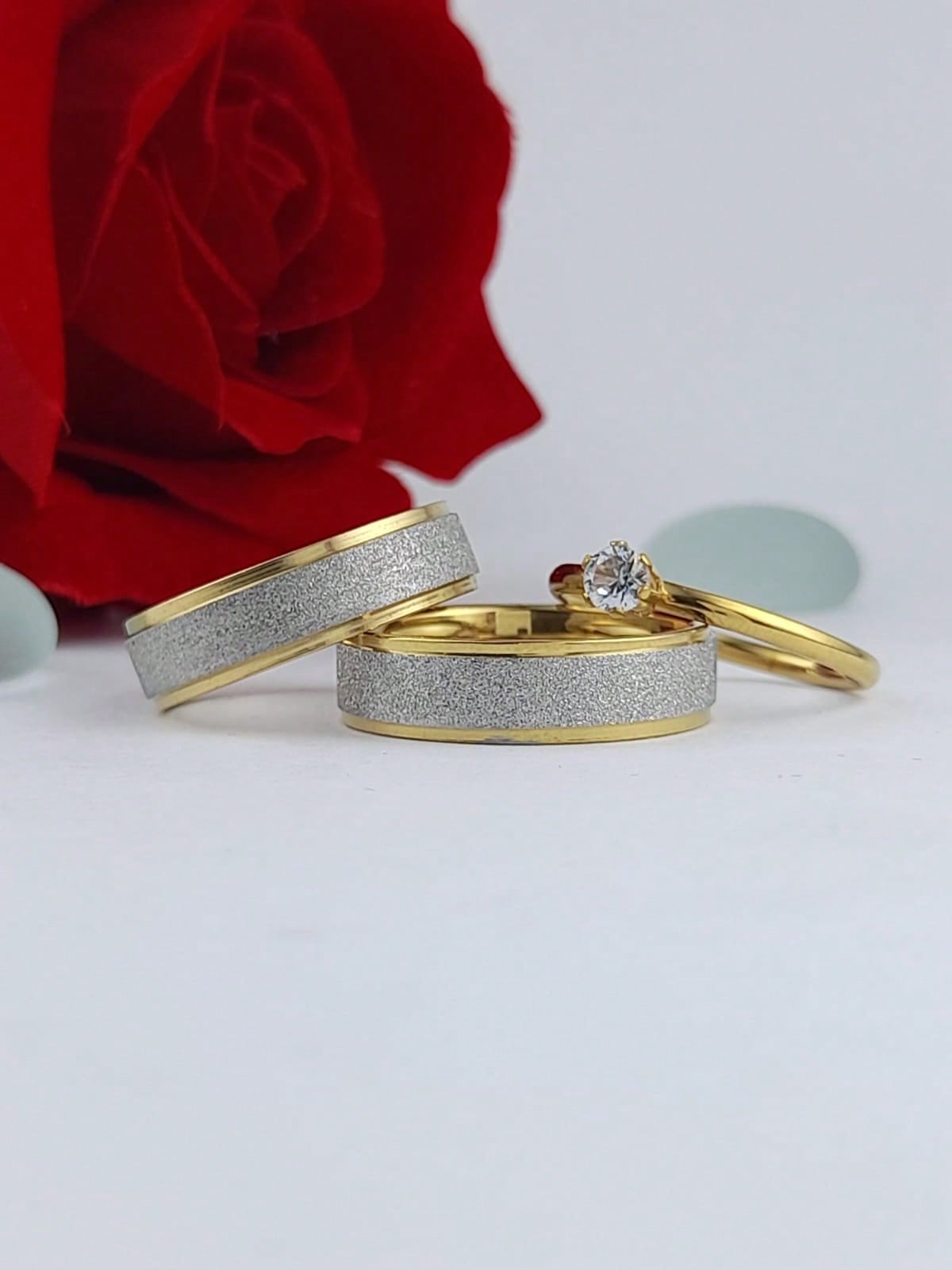 Par De Alianças Luxo Delicada Diamantado Prata Com Dourado Acompanha Anel Solitário Namoro Noivado Compromisso Bodas