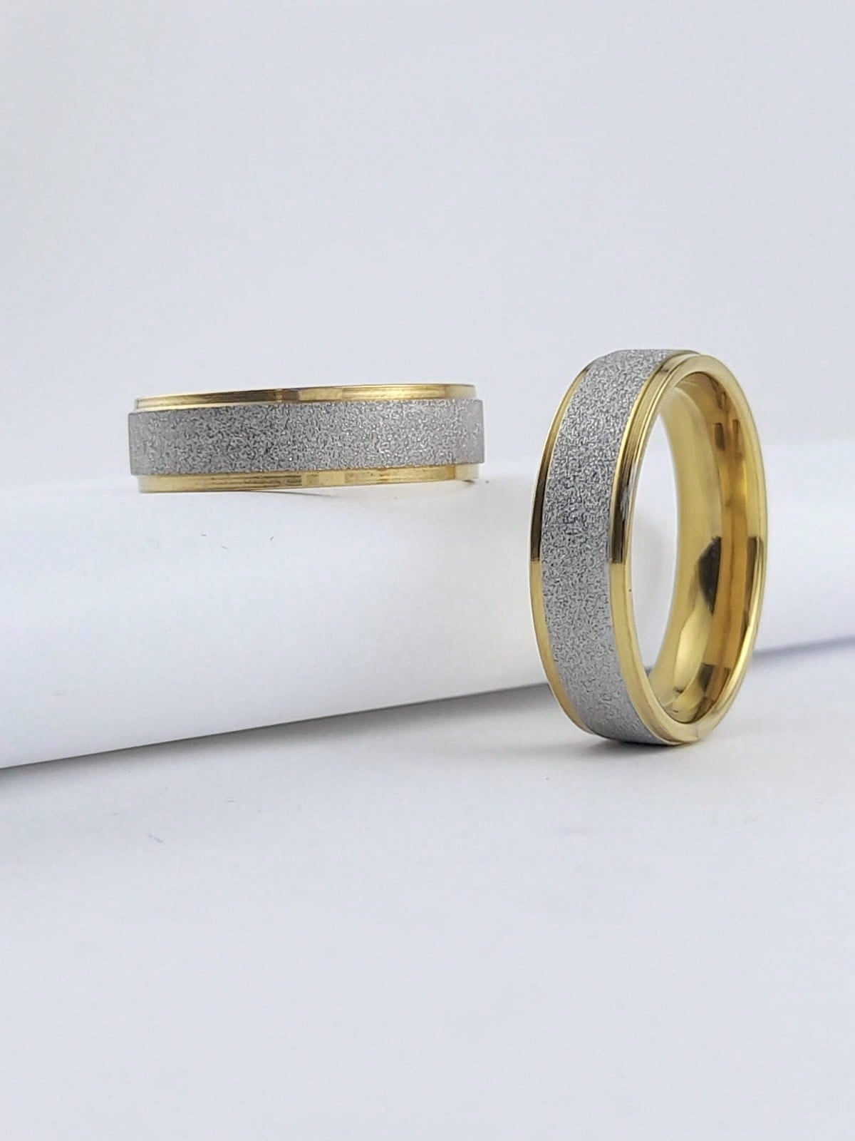Par De Alianças Luxo Delicada Diamantado Prata Com Dourado Acompanha Anel Solitário Namoro Noivado Compromisso Bodas