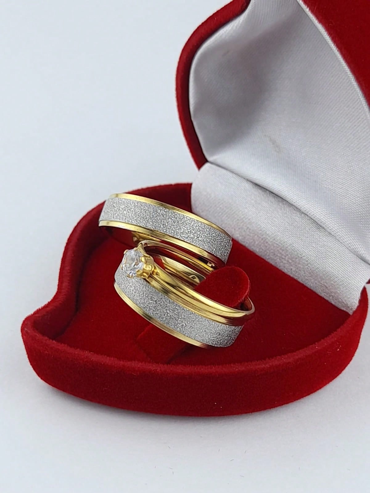 Par De Alianças Luxo Delicada Diamantado Prata Com Dourado Acompanha Anel Solitário Namoro Noivado Compromisso Bodas