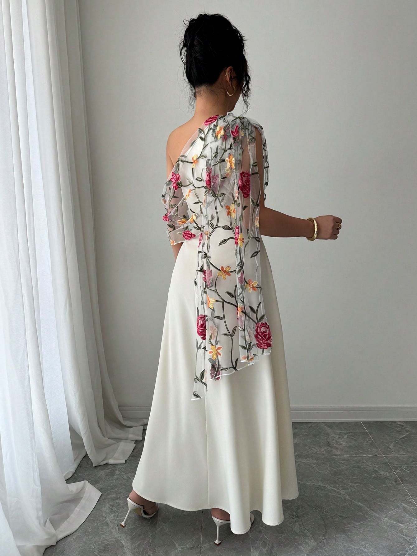 Elenzga Vestido Longo Elegante Estilo Francês com Decote Assimétrico e Barra Ampla Bordada em Tela, Versátil para Uso Diário, Primavera/Verão