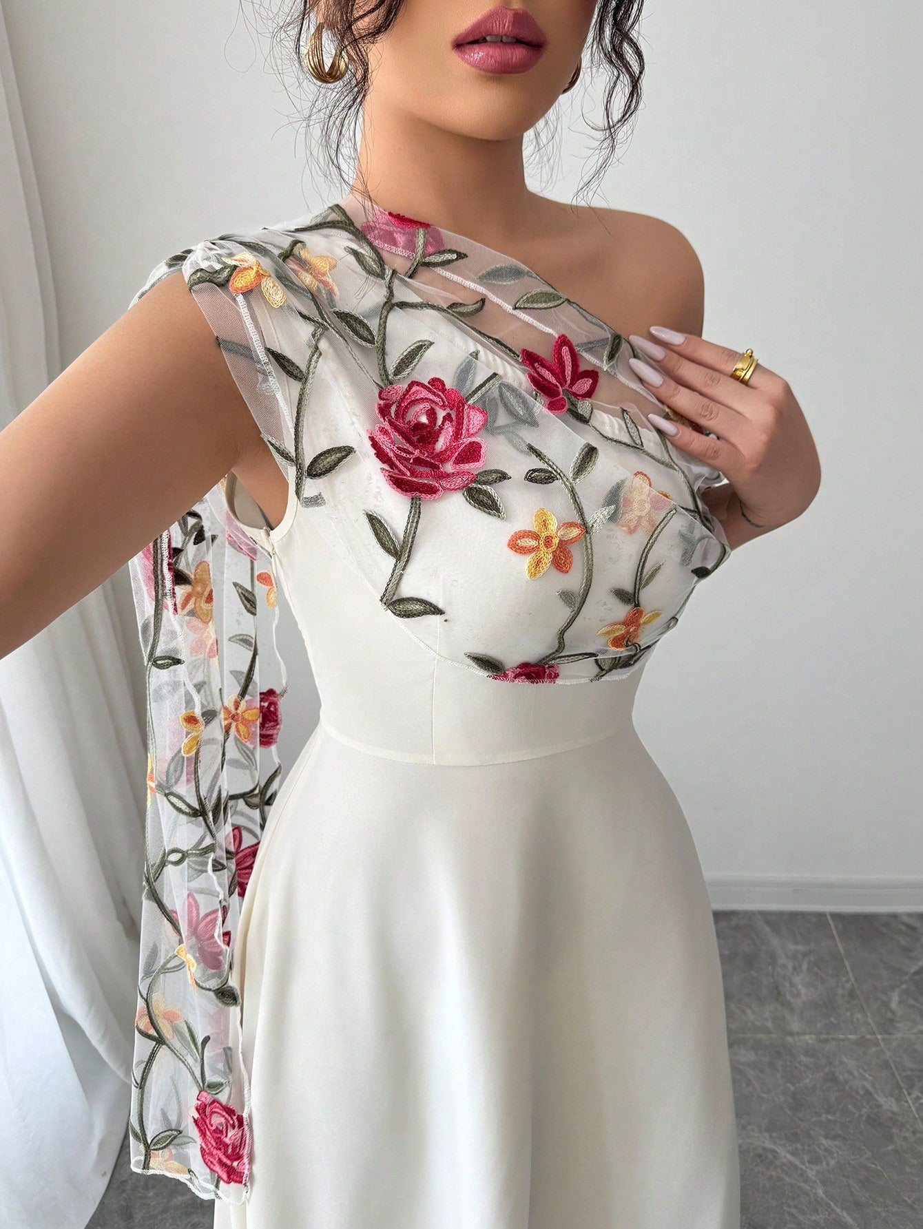 Elenzga Vestido Longo Elegante Estilo Francês com Decote Assimétrico e Barra Ampla Bordada em Tela, Versátil para Uso Diário, Primavera/Verão