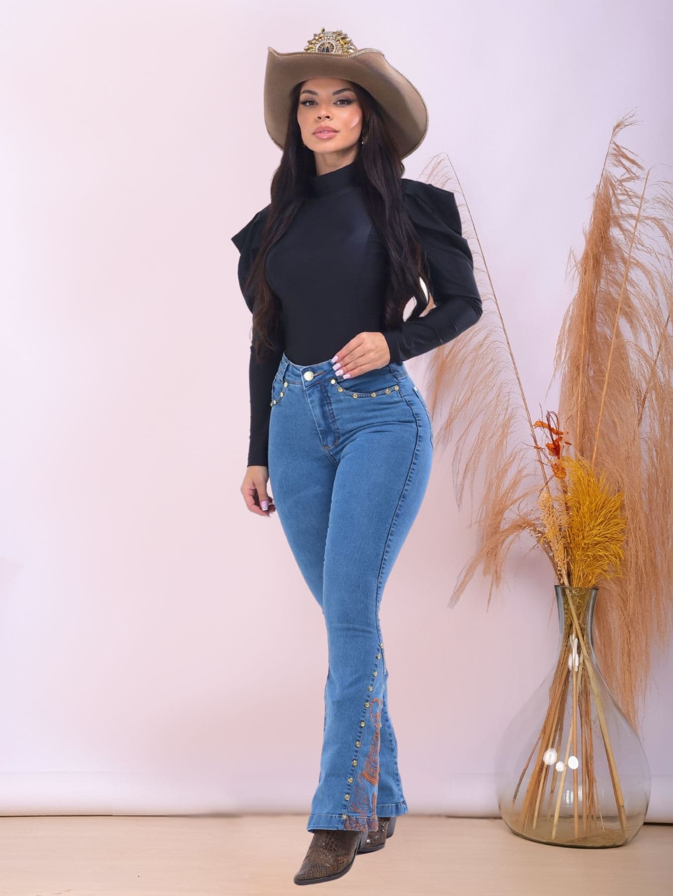 Calça Jeans Feminina Flare Country Com Bordado